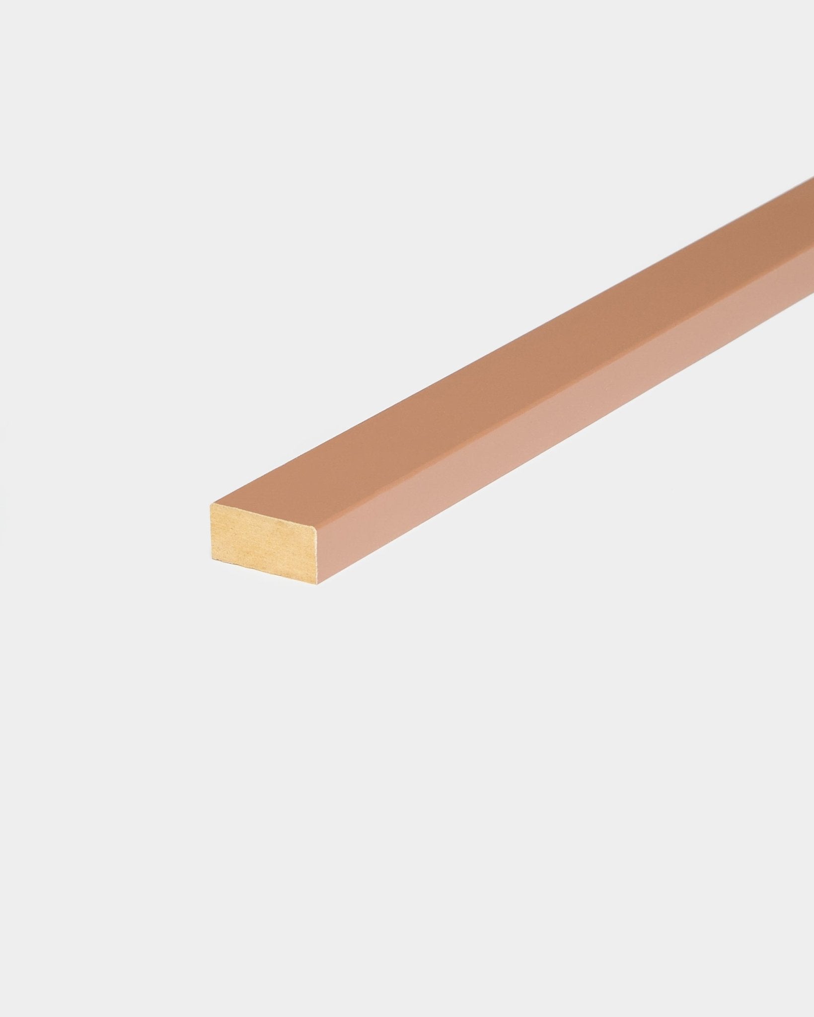 Lámina Lamella de WoodUpp en acabado Clay, longitud de 240 cm, mostrada como accesorio de instalación para rematar los bordes o como lama de recambio con paneles acústicos de madera Akupanel.